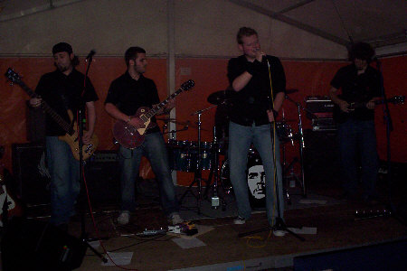 Die erste Band: Enter the Phoenix