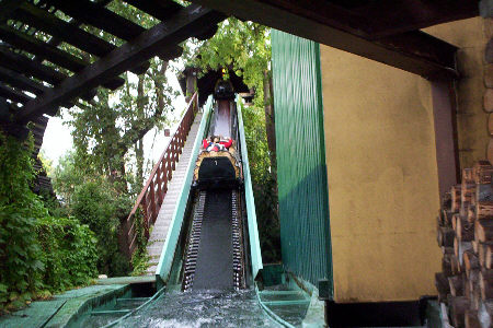 Gleich werden wir wieder nass: Wildwasserbahn